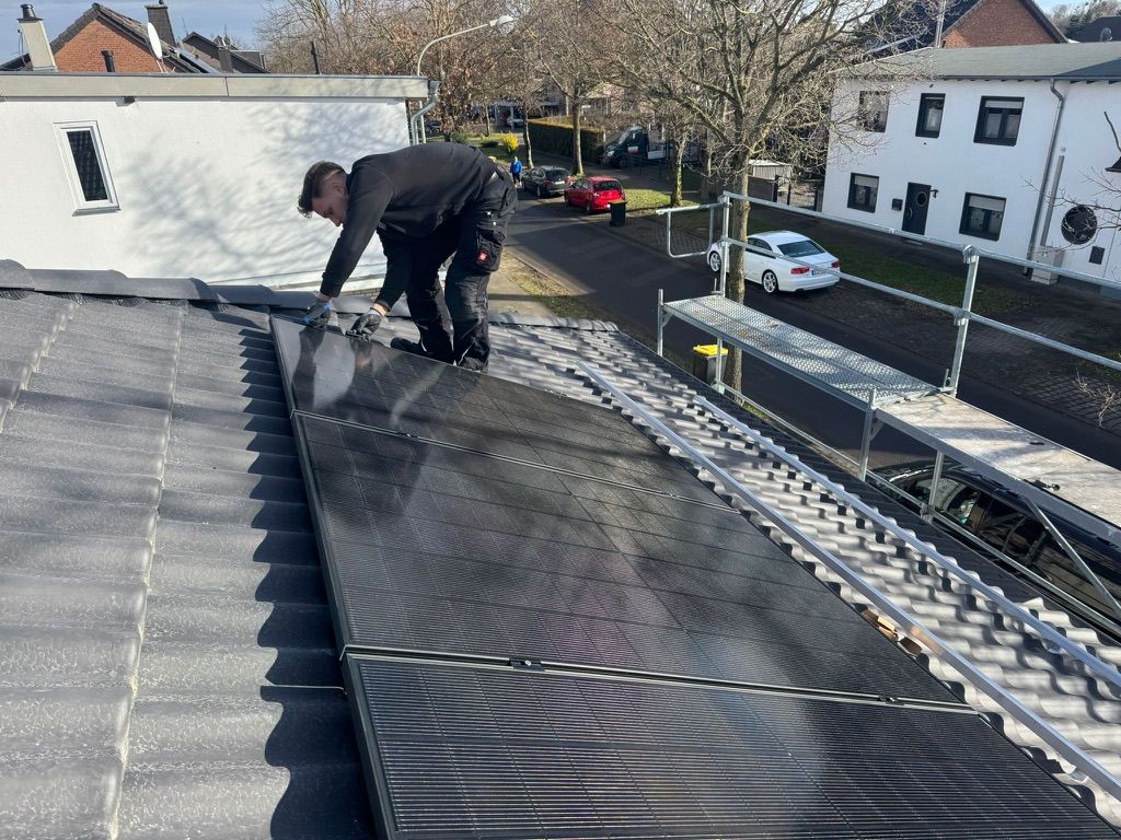Montage einer PV-Anlage auf einem Ziegeldach in der Region Aachen