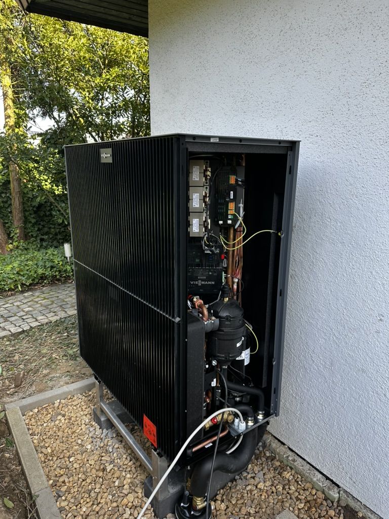 Installierte Viessmann-Wärmepumpe an einem Wohnhaus in der Region Düren