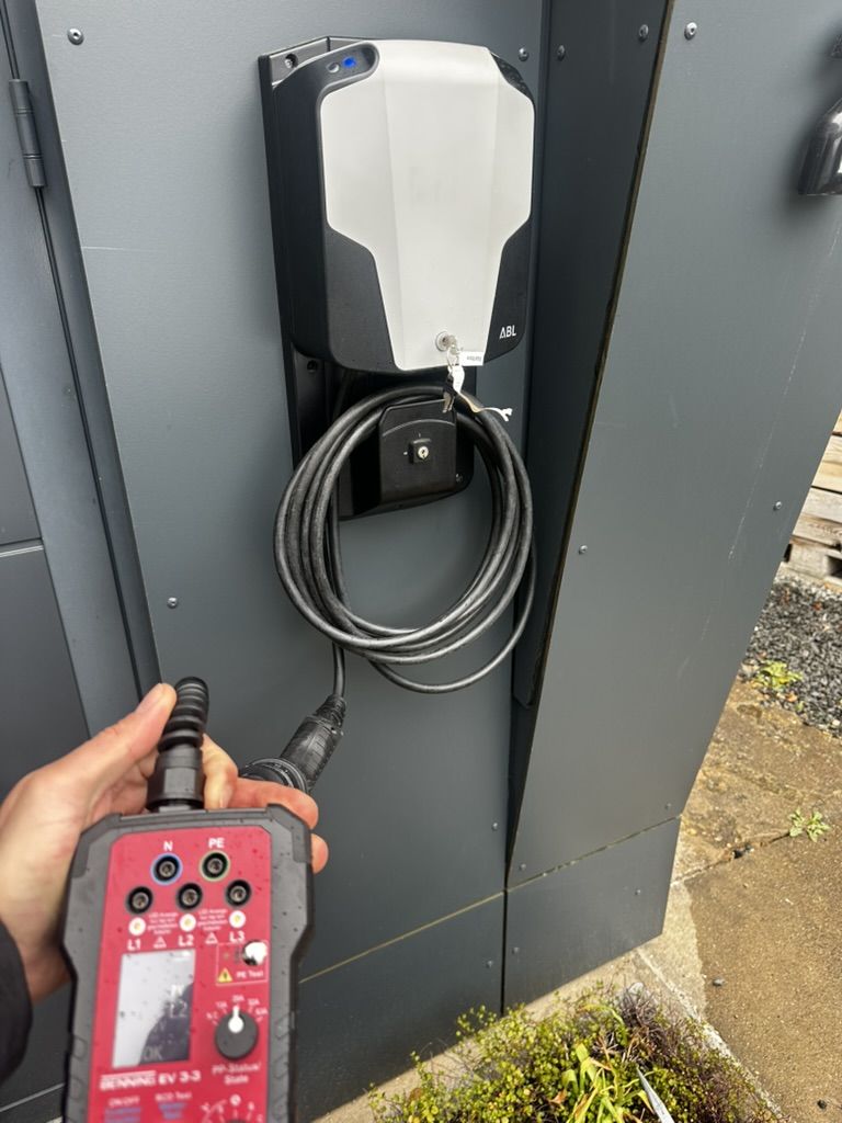 ABL-Wallbox mit Funktionsprüfung per Benning-Messgerät, Region Aachen
